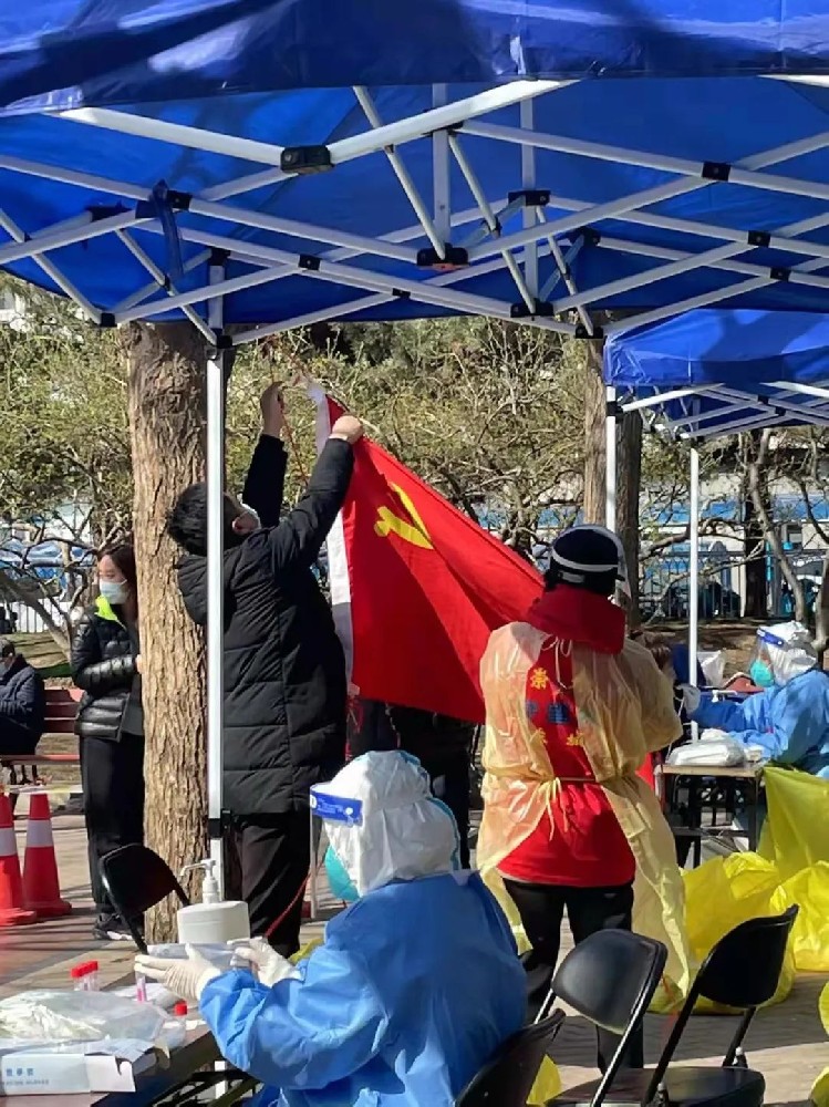 致敬社區(qū)工作者“您們辛苦了！” ——大龍集團黨委為核酸檢測工作人員送溫暖